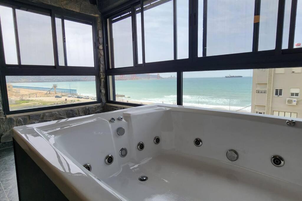 מבנים בים 75 Suites At Sea Haifa Eksteriør billede