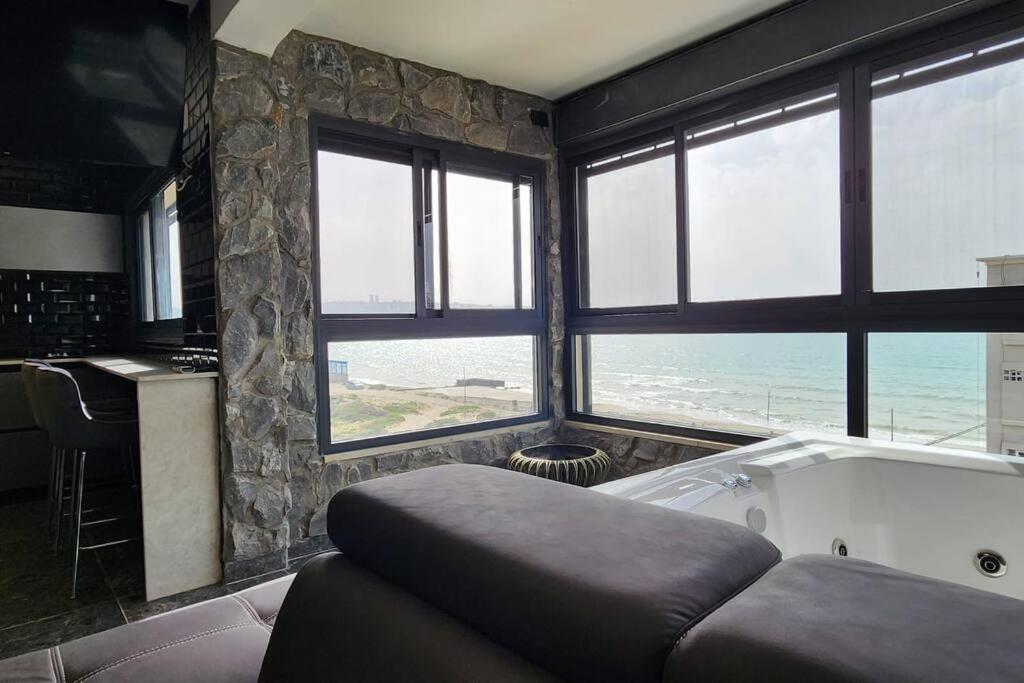 מבנים בים 75 Suites At Sea Haifa Eksteriør billede